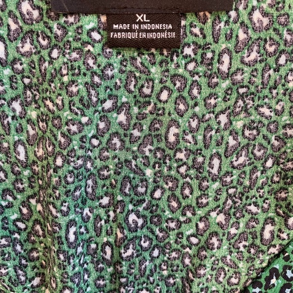 Sanctuary Noelle Animal Print Green and Black V Neck Blouse XL - Picture 9 of 10